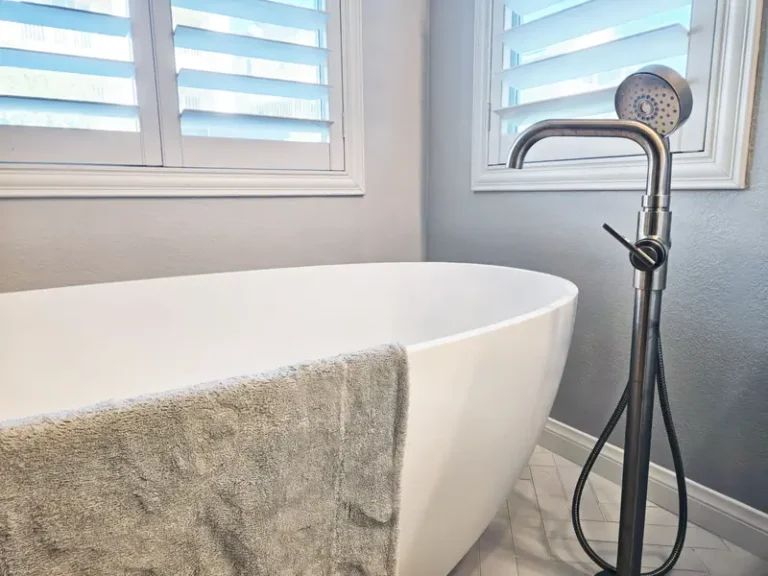 Ladera Ranch tub with floor‑mount filler and handheld sprayer